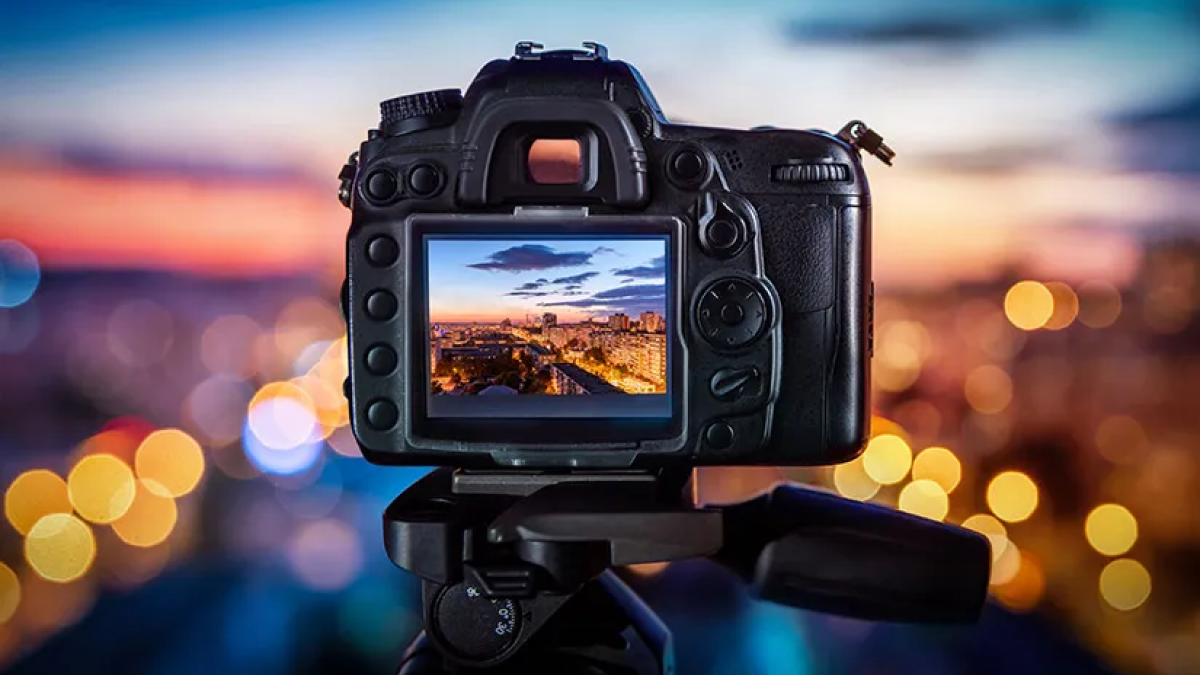 A camera on a stand ready to take a picture. 